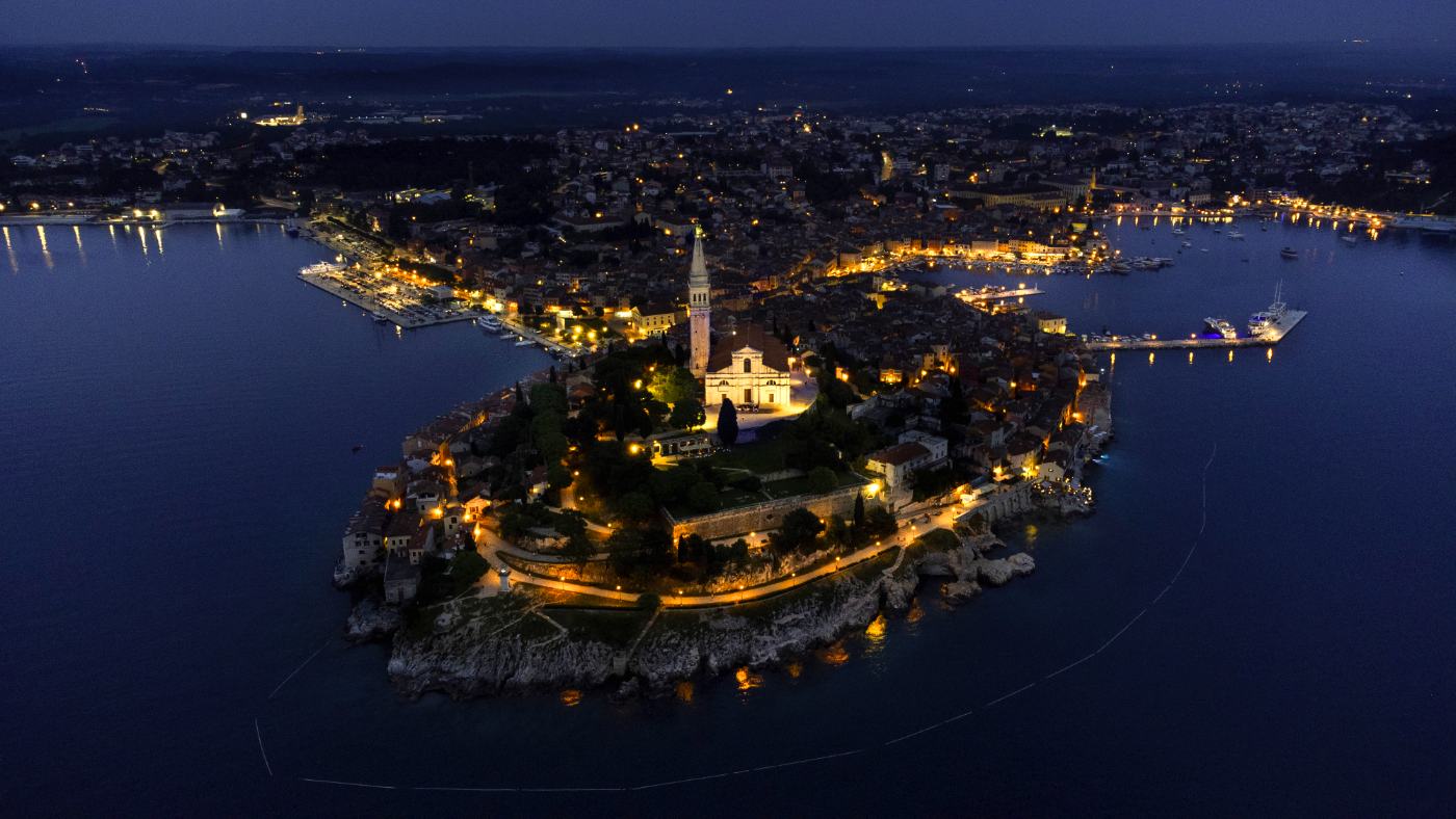 Vista dall'alto della città di Rovigno sul mare