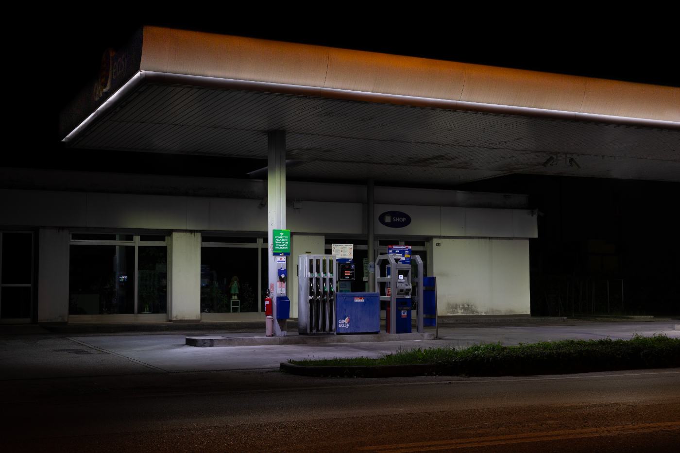 Architettura di un distributore di benzina in notturna