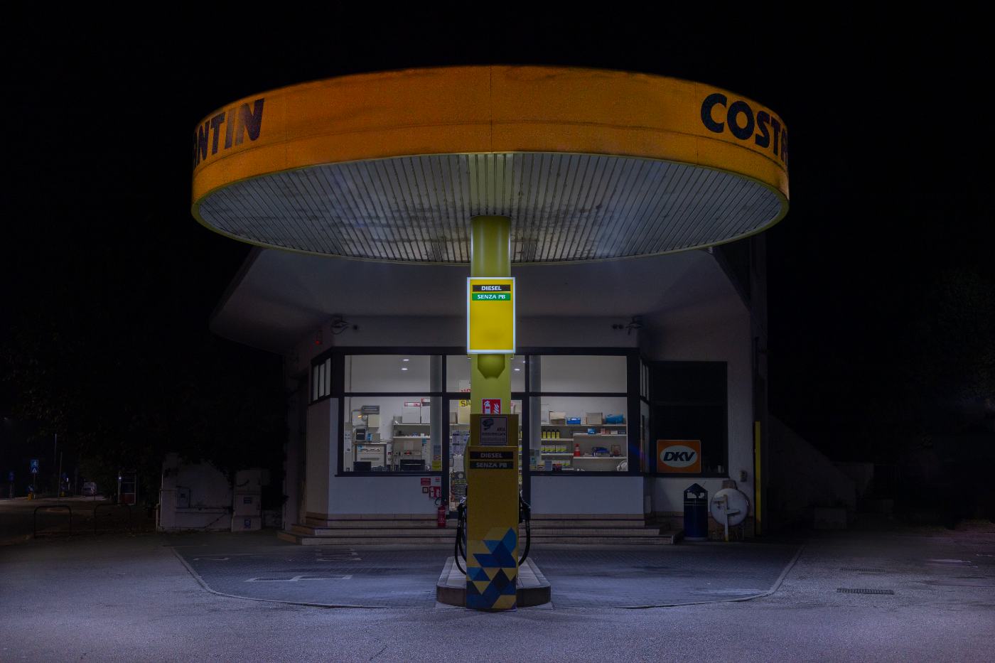 Pensilina di un distributore di benzina illuminata di notte