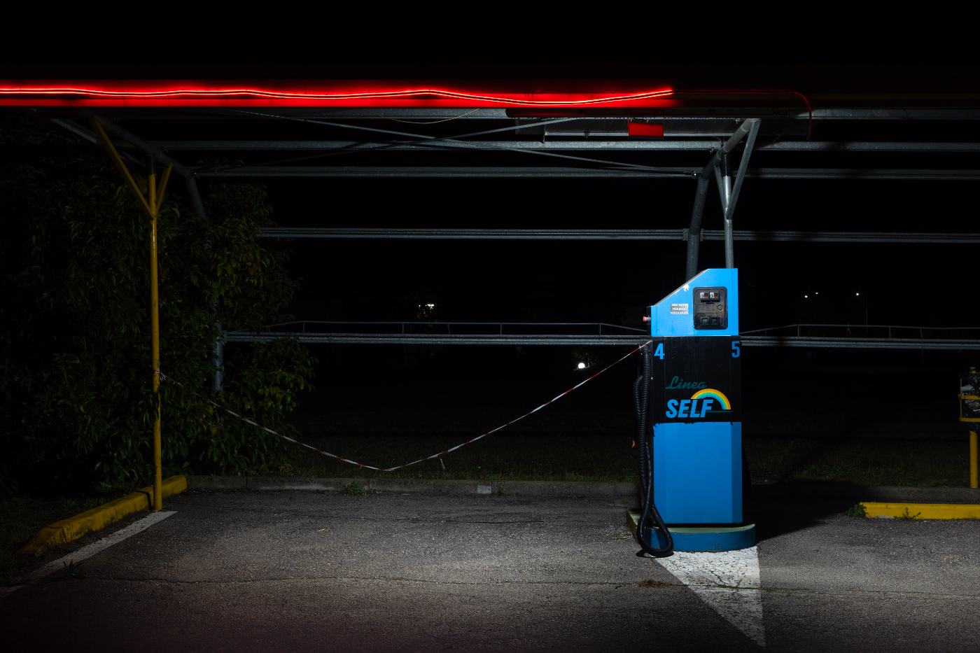 Dettaglio notturno di una stazione di servizio