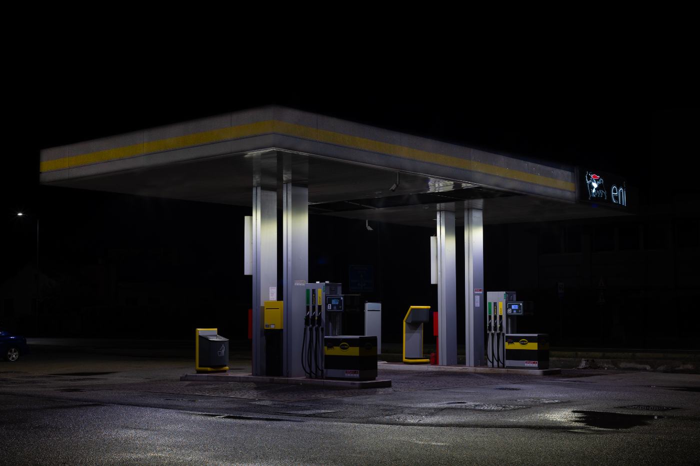 Stazione di servizio fotografata di notte