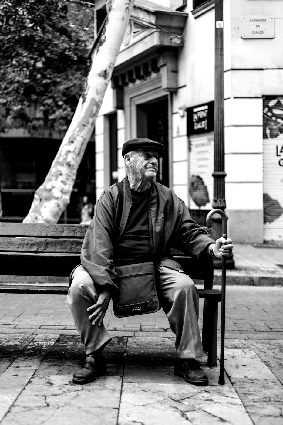 Passante fotografato per strada durante un viaggio in Europa
