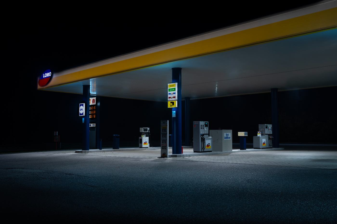 Distributore di benzina di notte, luci al neon