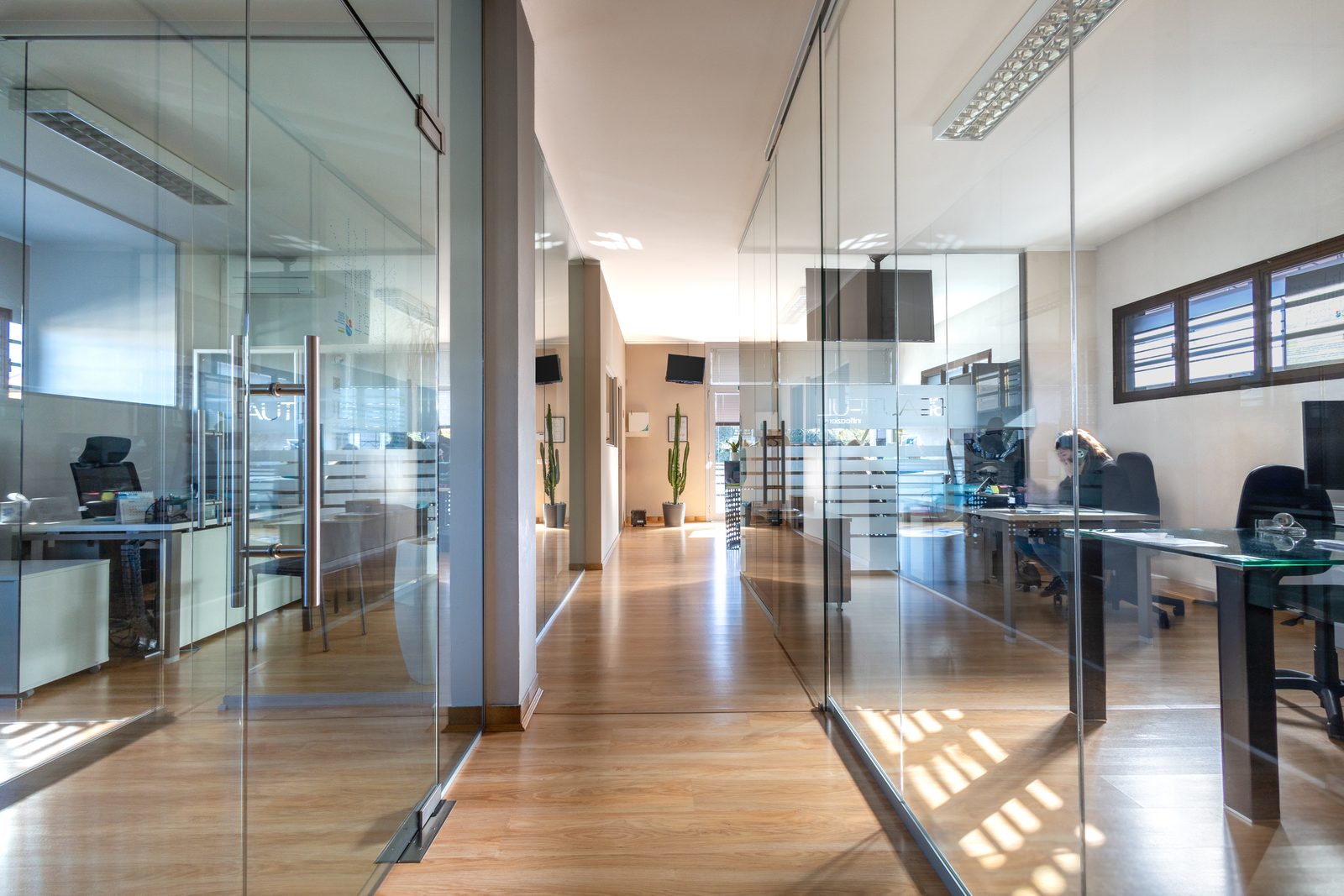 Uffici con pareti divisorie in vetro e luce naturale, sede Beautiful Sanificazione