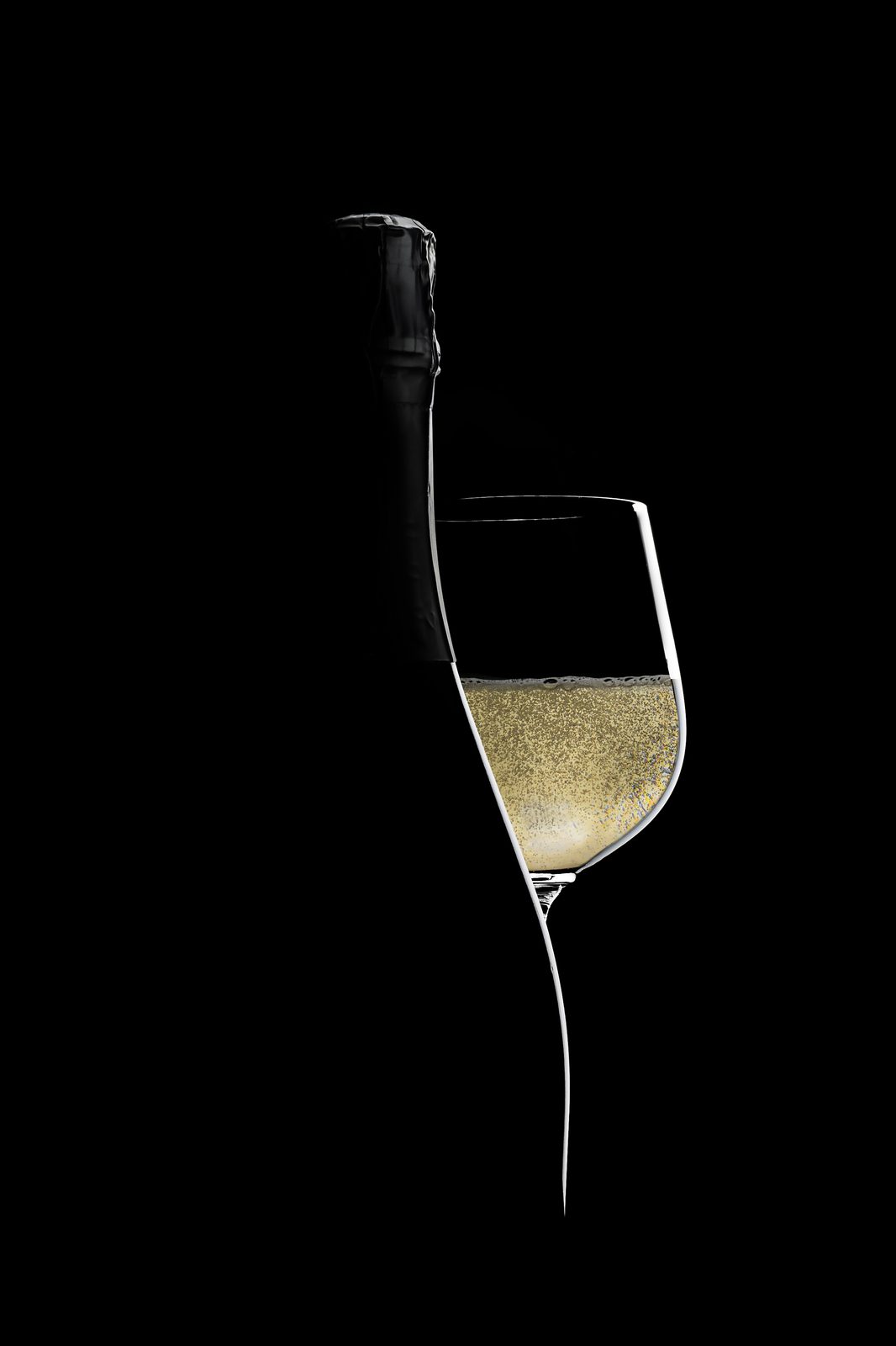 Still life di un calice di spumante su fondo nero, luce di taglio