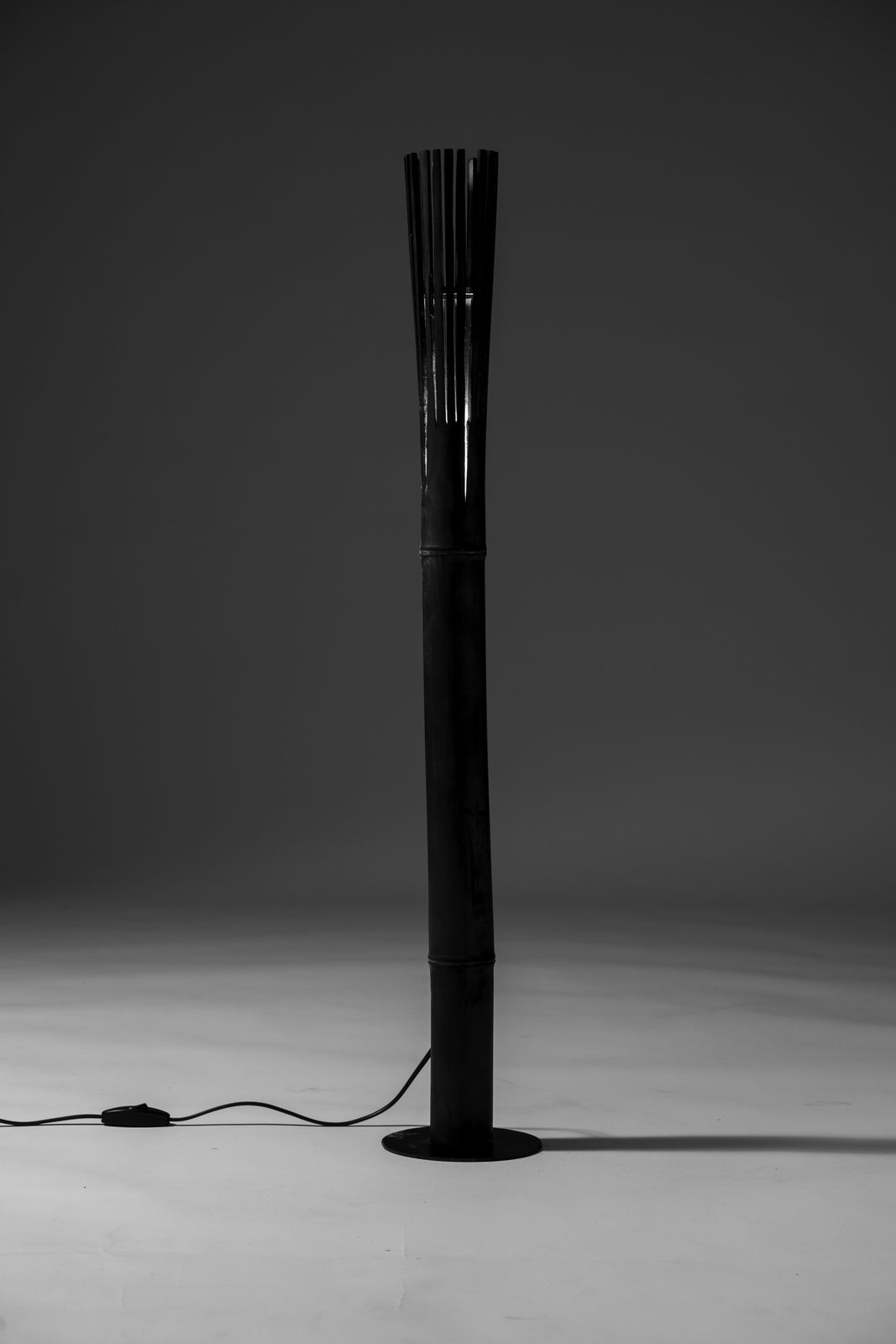 Still life di una lampada da terra in bambù fotografata in studio